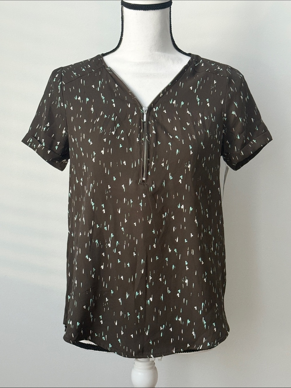 Apt 9 Women’s Zip V-Neck Short Sleeve Top in Brown with Mint Accent